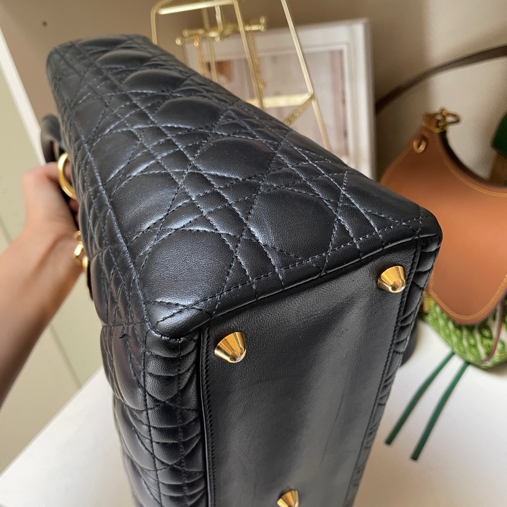 Preloved Large Black lambskin Ladydior gold hardware in very good condition. - Picture 6 of 12